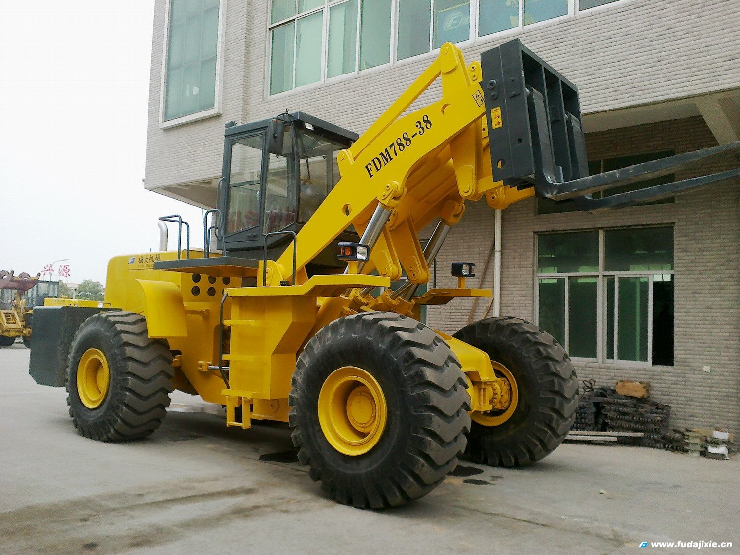 欧冠网（中国）38吨叉装车亮相2012年厦门石材展