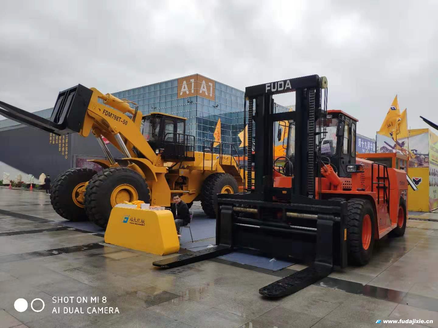 欧冠网（中国）50吨叉装车亮相2019年厦门石材展